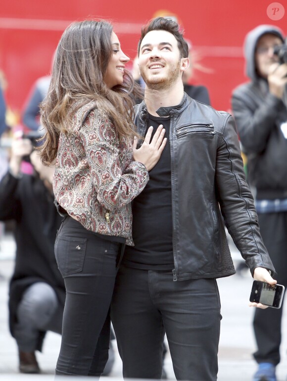 Kevin Jonas et sa femme Danielle se sont embrassés devant l'écran géant installé par Revlon, à l'occasion du Lovers Day, sur la place de Times Square à New York. Le 23 avril 2015