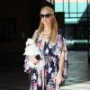 Paris Hilton se promène avec son petit chien blanc Prince Hilton dans les rues de Beverly Hills, le 21 avril 2016