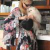 Paris Hilton se promène avec son petit chien blanc Prince Hilton dans les rues de Beverly Hills, le 21 avril 2016