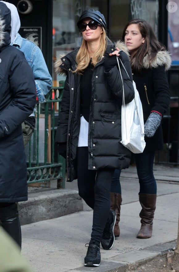 Paris Hilton se promène et fait du shopping à l'Apple store de New York le 5 Mars 2016.