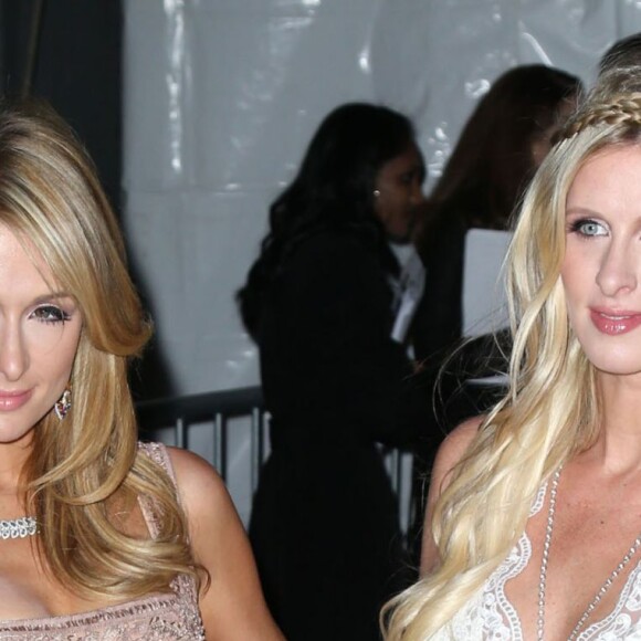Paris Hilton et sa soeur Nicky Hilton Rothschild enceinte au Gala de l'amfAR 2016 au Cipriani Wall Street à New York, le 10 février 2016.