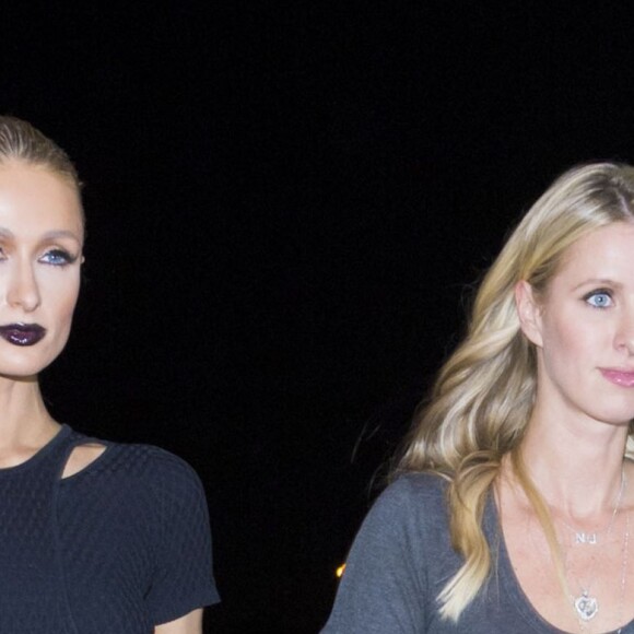 Paris Hilton et sa soeur Nicky ont passé la soirée ensemble à West Hollywood. Après avoir dîné au restaurant Craig, les soeurs sont allées retirer de l'argent à un guichet ATM dans une station essence. Le 29 octobre 2015