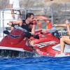 Paris Hilton s'éclate sur un jet ski pendant ses vacances dans les Baléares au large de Formentera le 9 juin 2015.