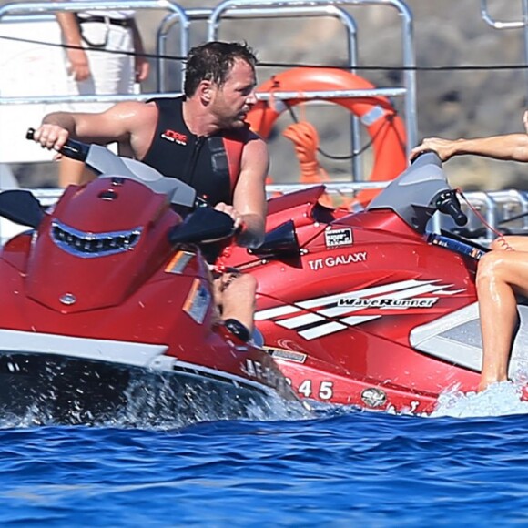 Paris Hilton s'éclate sur un jet ski pendant ses vacances dans les Baléares au large de Formentera le 9 juin 2015.