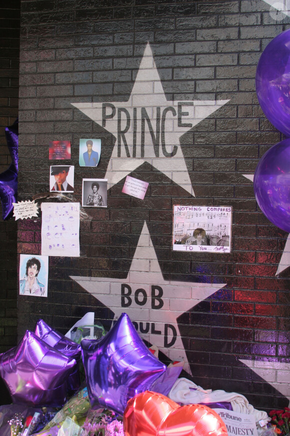 Hommage au chanteur et musicien Prince devant le célèbre club First Avenue, où le film Purple Rain avait été tourné à Minneapolis le 22 Avril 2016
