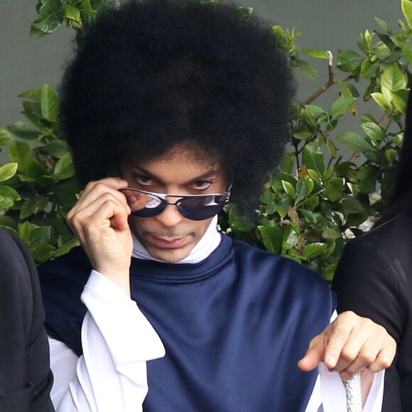 Le chanteur Prince assiste au match entre Rafael Nadal et Dusan Lajovic lors des Internationaux de France de tennis de Roland Garros à Paris, le 2 juin 2014.