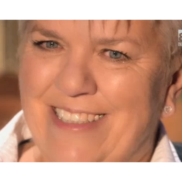 Mimie Mathy, émue en interview dans l'émission Ma Vie en Super 8 sur D8.