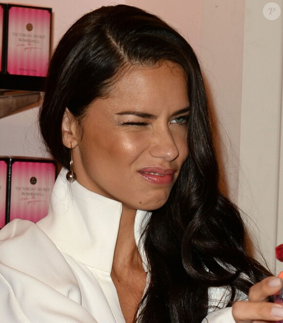 Adriana Lima fait la promotion du parfum Noir, de Victoria's Secret à Miami, le 28 avril 2016