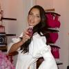 Adriana Lima fait la promotion du parfum Noir, de Victoria's Secret à Miami, le 28 avril 2016