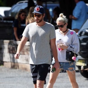 Liam Hemsworth et sa petite-amie Miley Cyrus vont prendre le petit-déjeuner à Byron Bay en Australie, le 28 avril 2016.