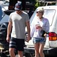Liam Hemsworth et sa petite-amie Miley Cyrus vont prendre le petit-déjeuner à Byron Bay en Australie, le 28 avril 2016.