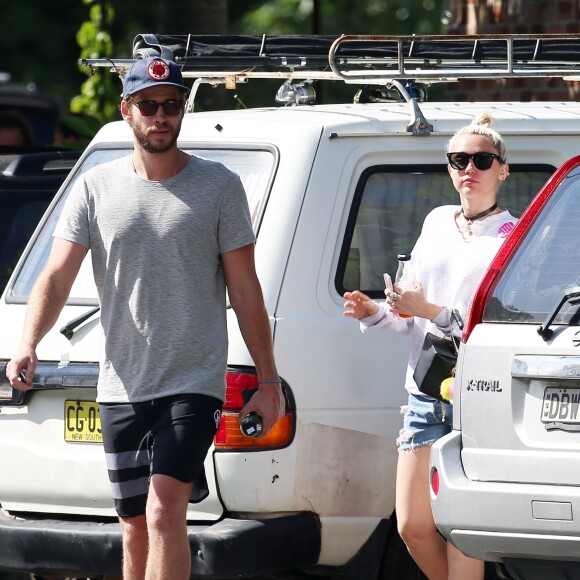 Liam Hemsworth et sa petite-amie Miley Cyrus vont prendre le petit-déjeuner à Byron Bay en Australie, le 28 avril 2016.