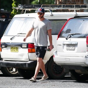 Liam Hemsworth et sa petite-amie Miley Cyrus vont prendre le petit-déjeuner à Byron Bay en Australie, le 28 avril 2016