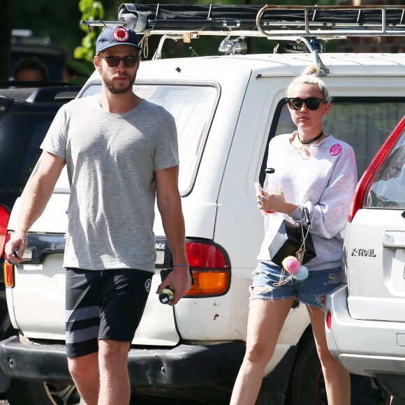 Liam Hemsworth et sa petite-amie Miley Cyrus vont prendre le petit-déjeuner à Byron Bay en Australie, le 28 avril 2016.