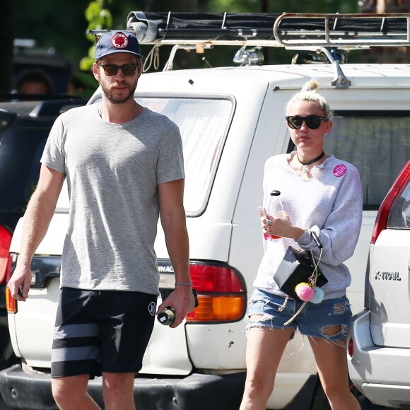 Liam Hemsworth et sa petite-amie Miley Cyrus vont prendre le petit-déjeuner à Byron Bay en Australie, le 28 avril 2016