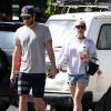Liam Hemsworth et sa petite-amie Miley Cyrus vont prendre le petit-déjeuner à Byron Bay en Australie, le 28 avril 2016.