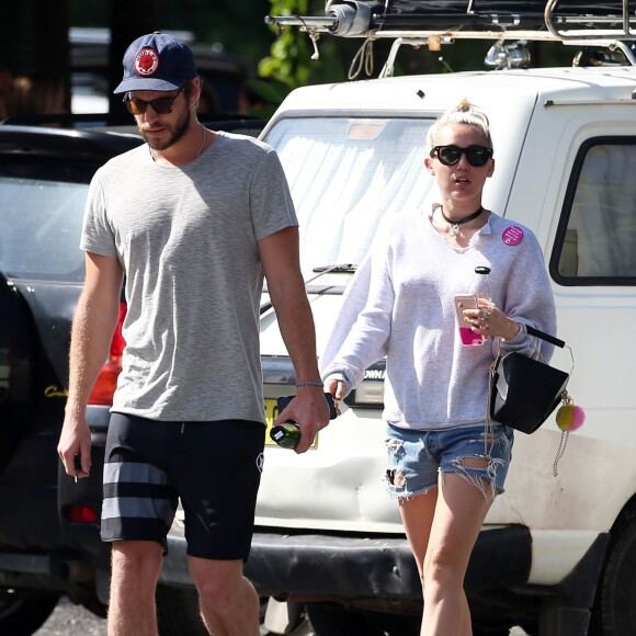 Liam Hemsworth et sa petite-amie Miley Cyrus vont prendre le petit-déjeuner à Byron Bay en Australie, le 28 avril 2016.