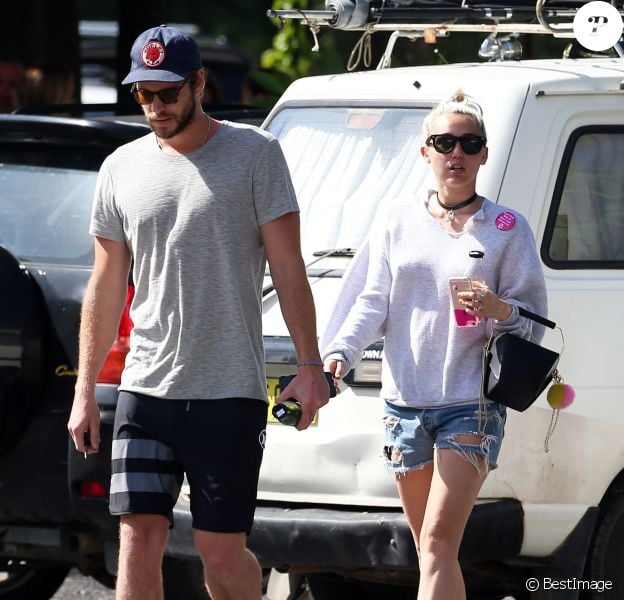 Liam Hemsworth et sa petite-amie Miley Cyrus vont prendre le petit-déjeuner à Byron Bay en Australie, le 28 avril 2016.