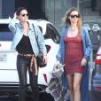 Lily Aldridge et Behati Prinsloo faisant du shopping entre amies à West Hollywood le 30 mars 2016