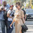 Lily Aldridge et Behati Prinsloo faisant du shopping dans les rues de West Hollywood, le 5 avril 2016