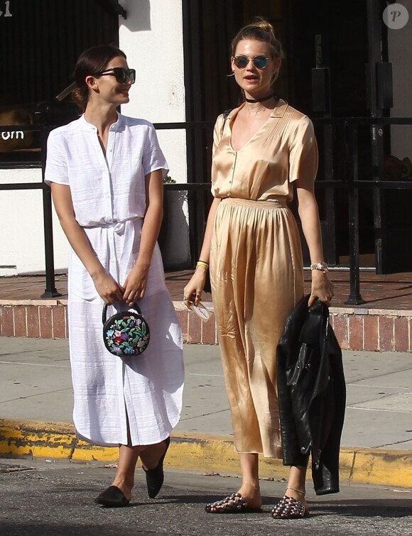 Lily Aldridge et Behati Prinsloo dans les rues de West Hollywood, le 5 avril 2016