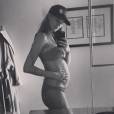 Behati Prinsloo dévoilant son baby bump sur Instagram le 20 avril 2016.