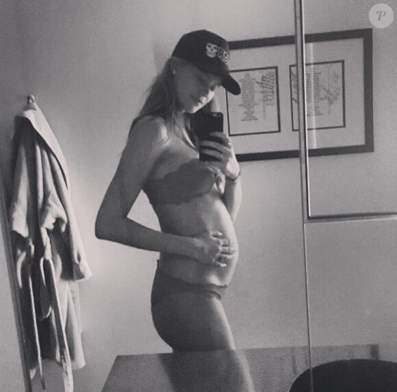 Behati Prinsloo dévoilant son baby bump sur Instagram le 20 avril 2016.