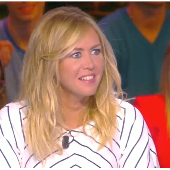 Cyril Hanouna annonce à Enora Malagré et Matthieu Delormeau qu'il présentera une nouvelle émission avec eux. "Touche pas à mon poste" sur D8, le 2 mai 2016.
