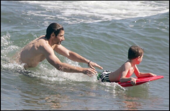 David Duchovny avec son fils à Malibu en 2009