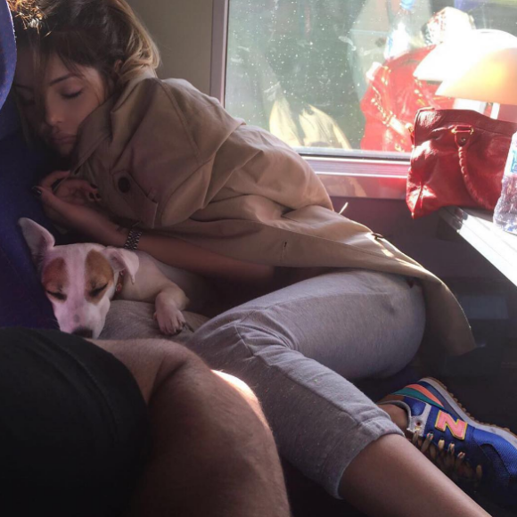 La jolie Nabilla et son chien Pita, début mai 2016.