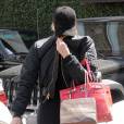 Khloe Kardashian et son amie Malika Haqq à la sortie du centre dermatologique Epione à Beverly Hills. Khloe se cache le visage mais laisse entrevoir des marques aux dessus de sa lèvre supérieure. Le 2 mai 2016