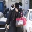 Khloe Kardashian et son amie Malika Haqq à la sortie du centre dermatologique Epione à Beverly Hills. Khloe se cache le visage mais laisse entrevoir des marques aux dessus de sa lèvre supérieure. Le 2 mai 2016