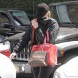 Khloe Kardashian et son amie Malika Haqq à la sortie du centre dermatologique Epione à Beverly Hills. Khloe se cache le visage mais laisse entrevoir des marques aux dessus de sa lèvre supérieure. Le 2 mai 2016