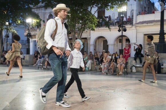 Brad Kroenig et son fils Hudson Kroenig (le filleul de Karl Lagerfeld) - Defilé Croisière Chanel à La Havane à Cuba, le 3 mai 2016. © Olivier Borde/Bestimage