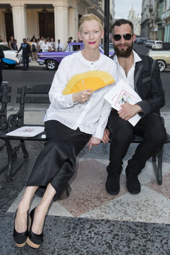 Tilda Swinton et son compagnon Sandro Kopp - Defilé Croisière Chanel à La Havane à Cuba, le 3 mai 2016. © Olivier Borde/Bestimage