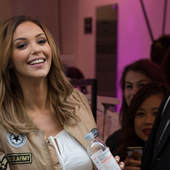 Nabilla Benattia rencontre ses fans, à Paris le 8 avril 2016.