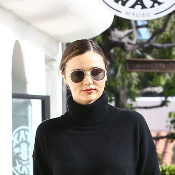 Miranda Kerr emmène son fils Flynn déjeuner au restaurant Ollo à Malibu. Ils promènent leur chien et font ensuite du shopping chez Toy Crazy. Le 4 mai 2016