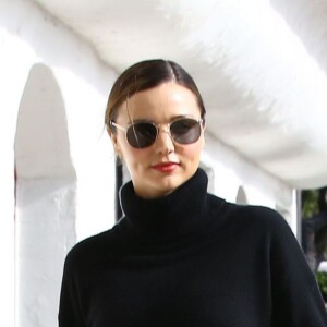 Miranda Kerr emmène son fils Flynn déjeuner au restaurant Ollo à Malibu. Ils promènent leur chien et font ensuite du shopping chez Toy Crazy. Le 4 mai 2016