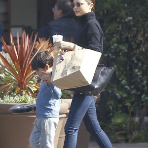 Miranda Kerr emmène son fils Flynn déjeuner au restaurant Ollo à Malibu. Ils promènent leur chien et font ensuite du shopping chez Toy Crazy. Le 4 mai 2016