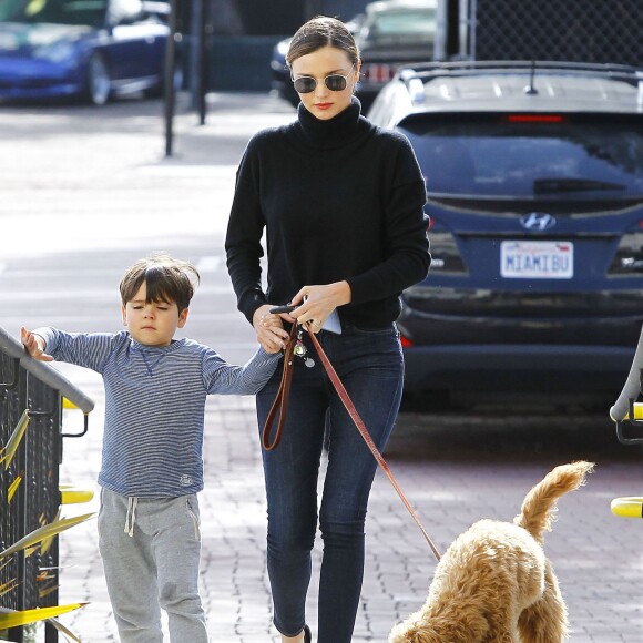 Miranda Kerr emmène son fils Flynn déjeuner au restaurant Ollo à Malibu. Ils promènent leur chien et font ensuite du shopping chez Toy Crazy. Le 4 mai 2016