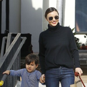 Miranda Kerr emmène son fils Flynn déjeuner au restaurant Ollo à Malibu. Ils promènent leur chien et font ensuite du shopping chez Toy Crazy. Le 4 mai 2016