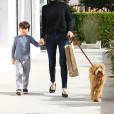 Miranda Kerr emmène son fils Flynn déjeuner au restaurant Ollo à Malibu. Ils promènent leur chien et font ensuite du shopping chez Toy Crazy. Le 4 mai 2016