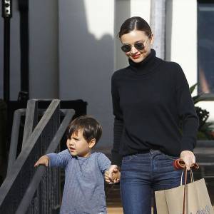 Miranda Kerr emmène son fils Flynn déjeuner au restaurant Ollo à Malibu. Ils promènent leur chien et font ensuite du shopping chez Toy Crazy. Le 4 mai 2016