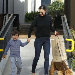 Miranda Kerr emmène son fils Flynn déjeuner au restaurant Ollo à Malibu. Ils promènent leur chien et font ensuite du shopping chez Toy Crazy. Le 4 mai 2016
