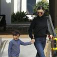 Miranda Kerr emmène son fils Flynn déjeuner au restaurant Ollo à Malibu. Ils promènent leur chien et font ensuite du shopping chez Toy Crazy. Le 4 mai 2016