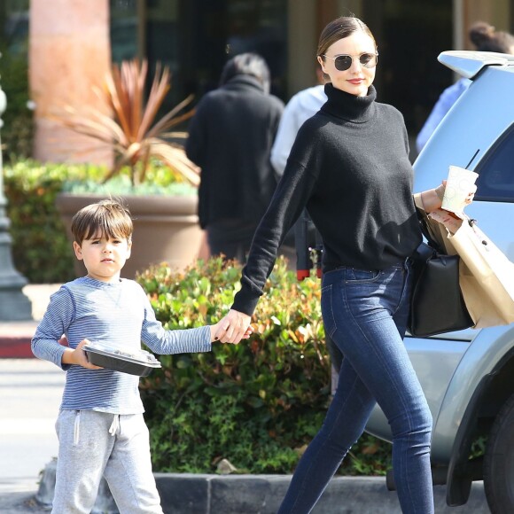 Miranda Kerr emmène son fils Flynn déjeuner au restaurant Ollo à Malibu. Ils promènent leur chien et font ensuite du shopping chez Toy Crazy. Le 4 mai 2016