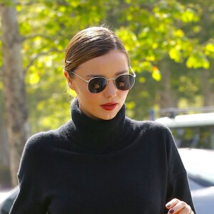 Miranda Kerr emmène son fils Flynn déjeuner au restaurant Ollo à Malibu. Ils promènent leur chien et font ensuite du shopping chez Toy Crazy. Le 4 mai 2016