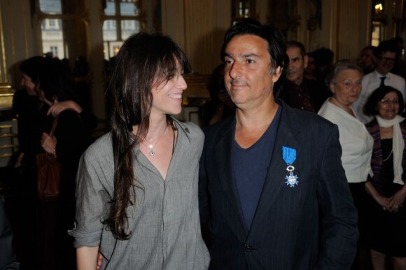 Yvan Attal pose avec Charlotte Gainsbourg, après avoir reçu les insignes de chevalier de l'Ordre National du mérite au ministère de la Culture à Paris le 19 juin 2013