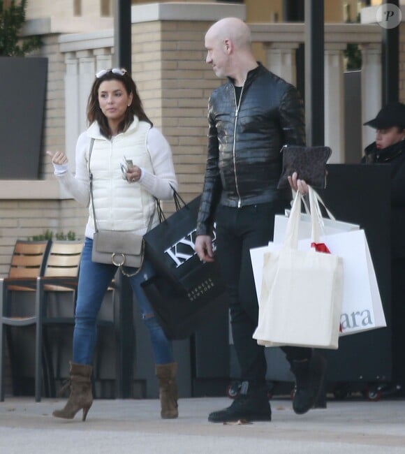 Exclusif - Eva Longoria et son fiancé Jose Antonio Baston sont allés faire du shopping chez Barneys, à Los Angeles, le 31 janvier 2016.