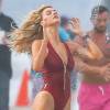 Exclusif - Kelly Rohrbach prend une douche sur le tournage de 'Baywatch' sur l'île de Tybee en Géorgie, le 3 mai 2016